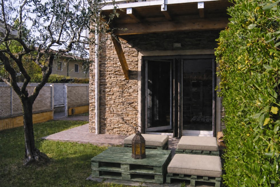 Flero, bilocale con giardino e angolo relax sotto l'ulivo